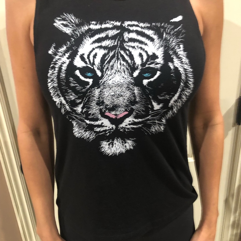 Tiger muscle workout top
